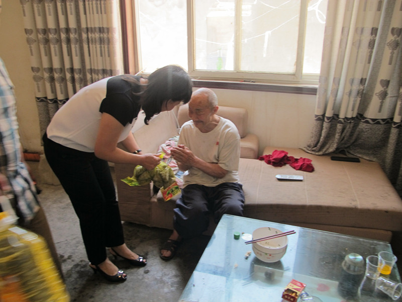 益和熱力公司端午節(jié)開展“送溫暖、獻(xiàn)愛心”活動(dòng)