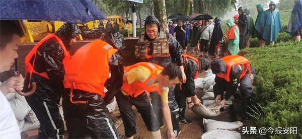 安陽(yáng)益和熱力集團(tuán)30人搶險(xiǎn)隊(duì)逆流而上，奮戰(zhàn)在抗洪一線